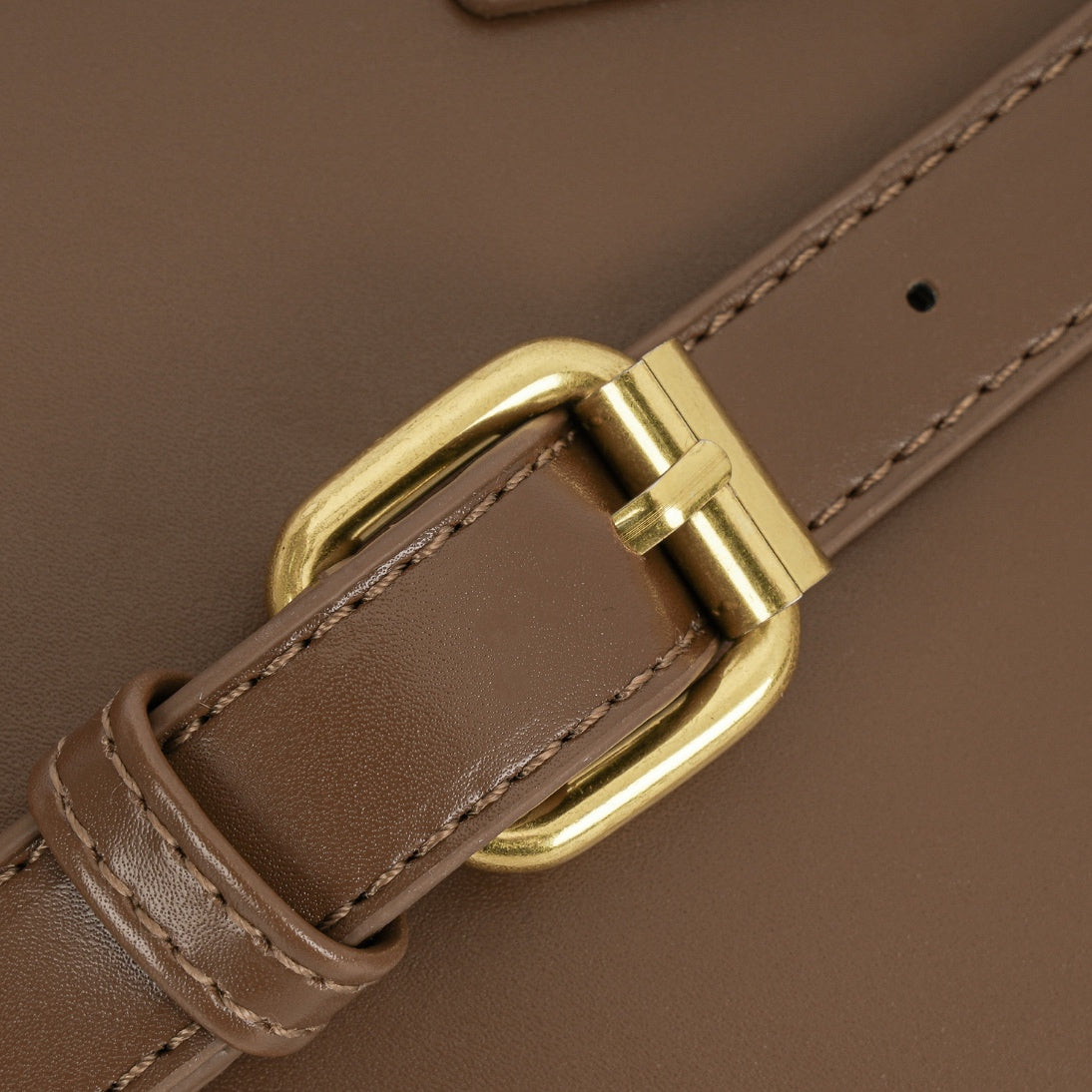 Bolsa Estruturada com Detalhe em Corrente Dourada ✨