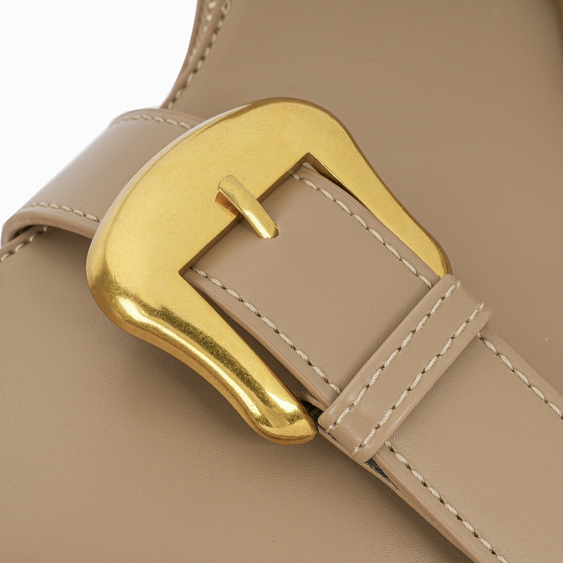 Bolsa Hobo com Fivela Dourada e Detalhes em Tachas ✨