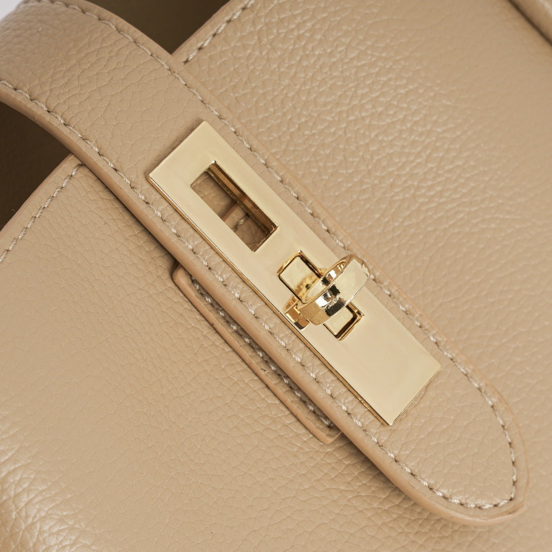 Bolsa Estruturada com Fivela Dourada