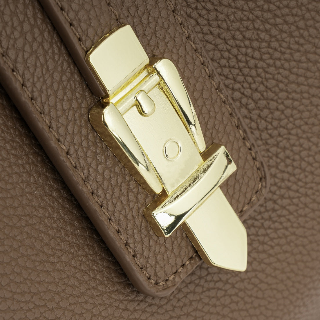 👜 Bolsa Estruturada com Fecho Metálico