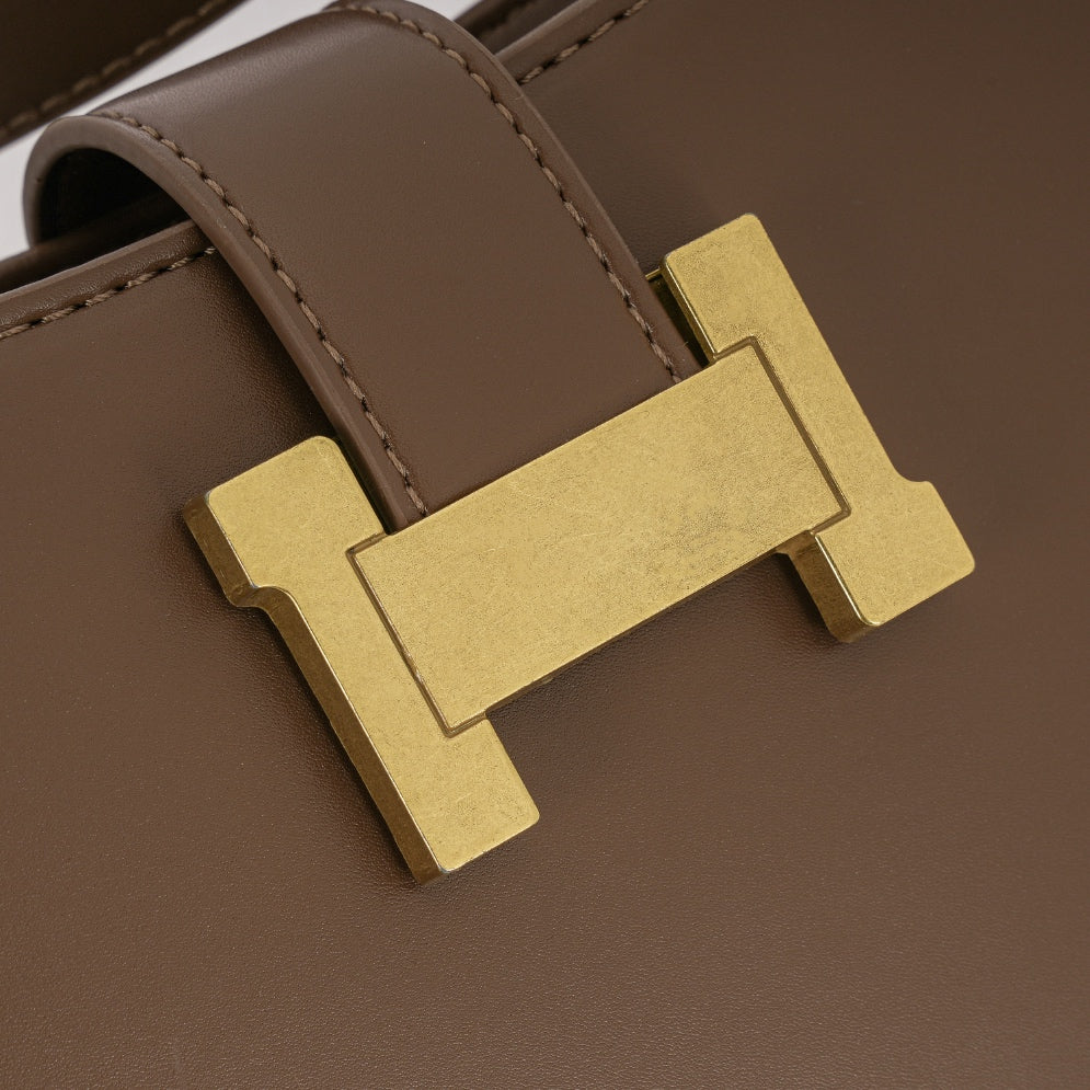 Bolsa Estruturada com Detalhe em Corrente Dourada ✨