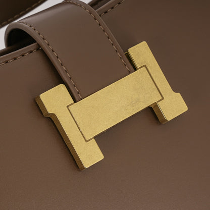 Bolsa Estruturada com Detalhe em Corrente Dourada ✨