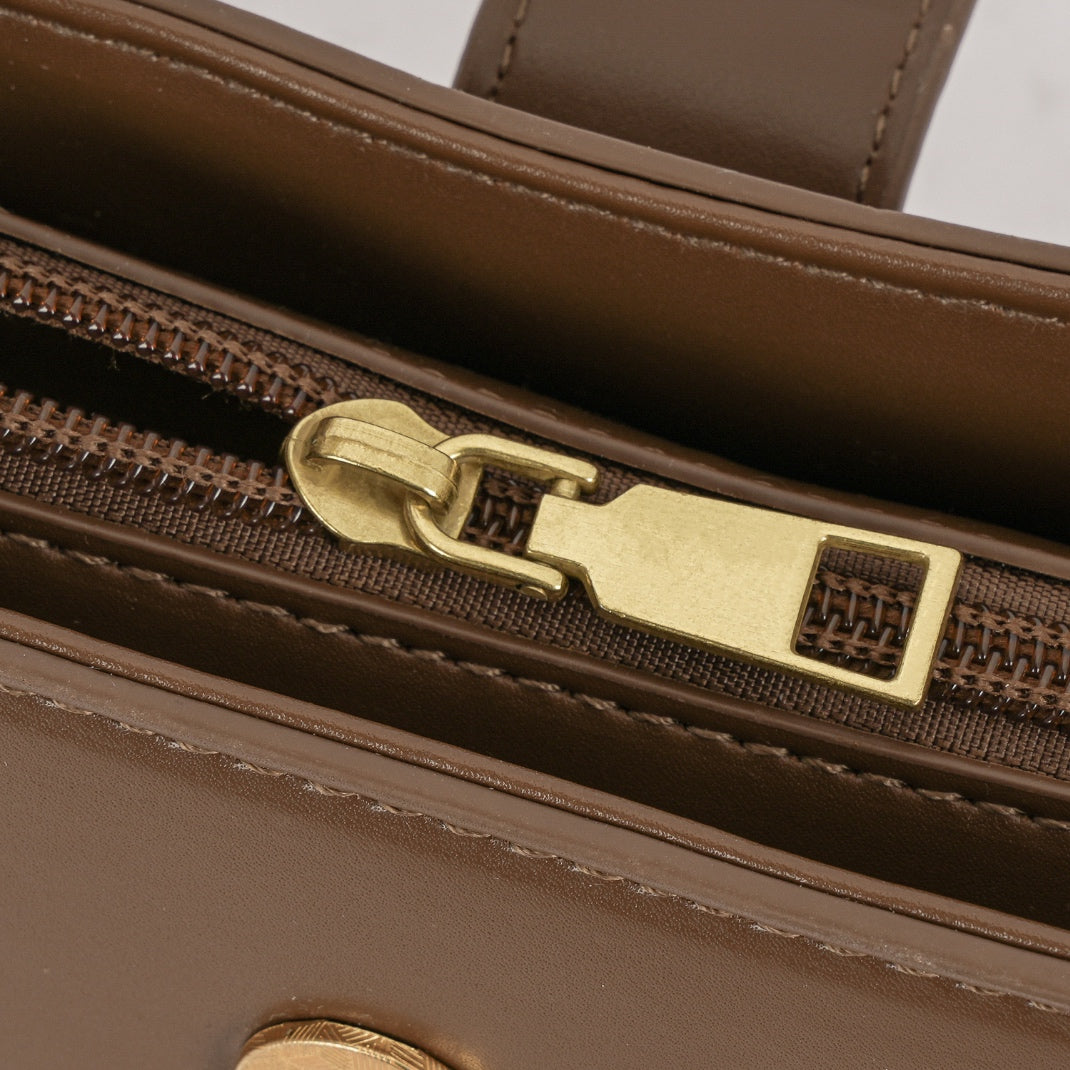 Bolsa Estruturada com Detalhe em Corrente Dourada ✨