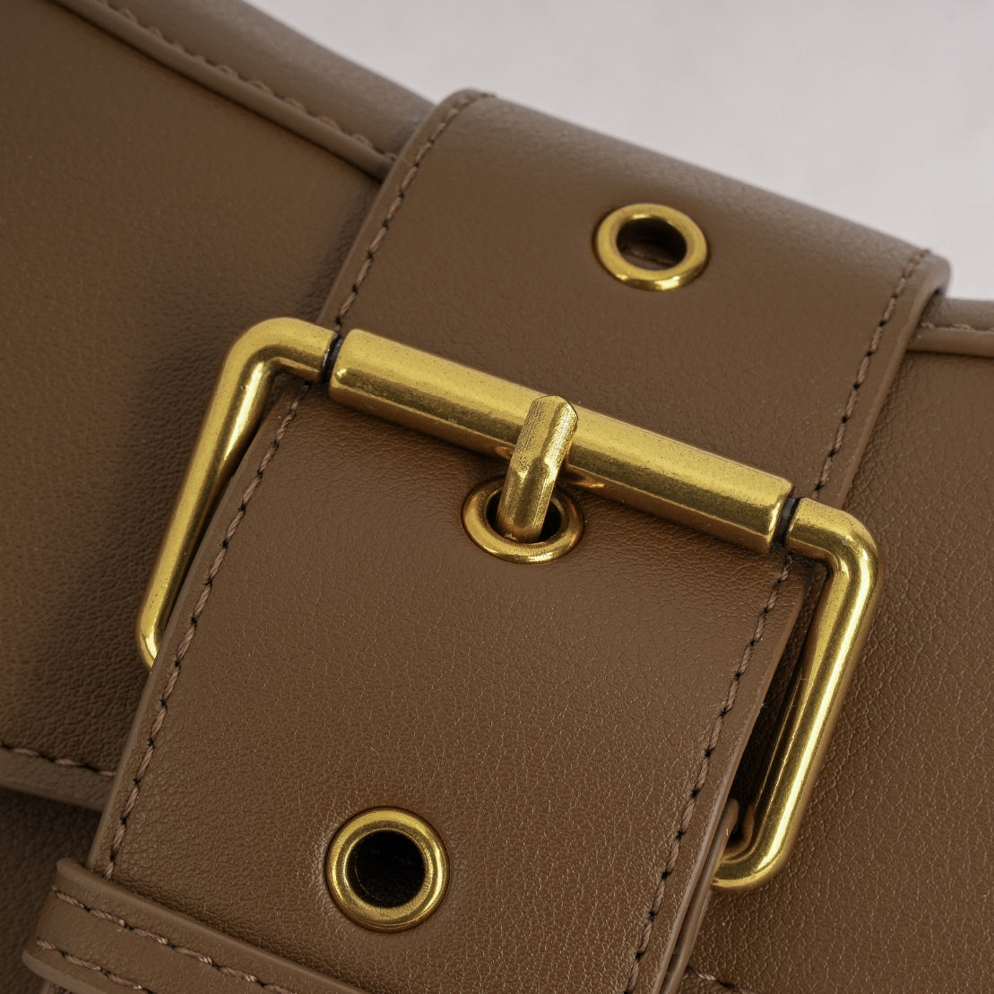 Bolsa Estruturada com Corrente Dourada ✨