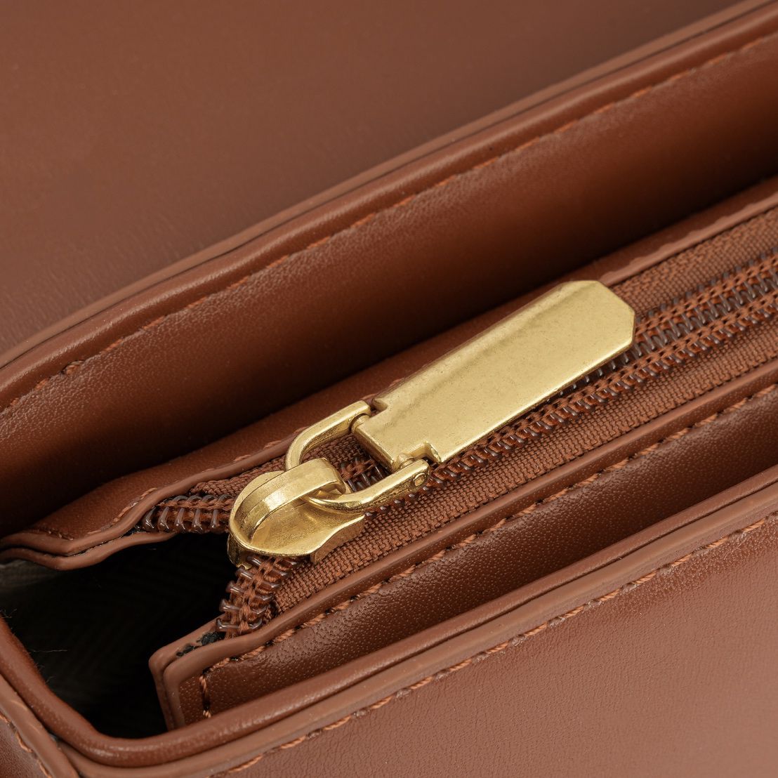 Bolsa Feminina Transversal com Fecho Metálico